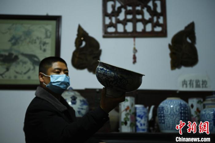 瓷器吸引古玩爱好者参观。　陈超 摄