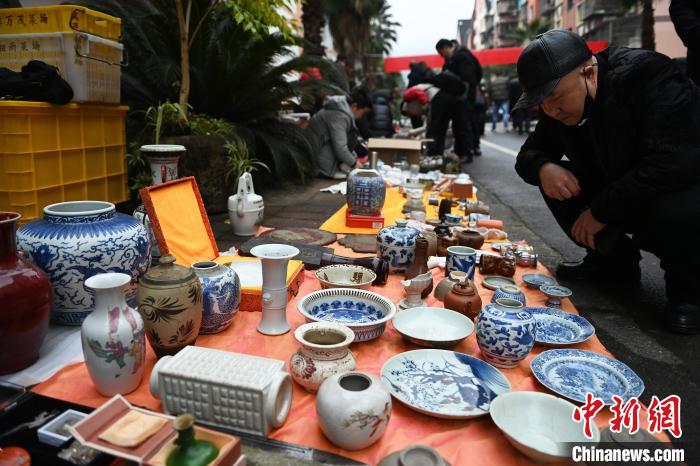 古玩爱好者正在参观展览。　陈超 摄