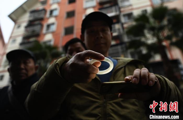 古玩爱好者们正在进行品鉴交流。　陈超 摄