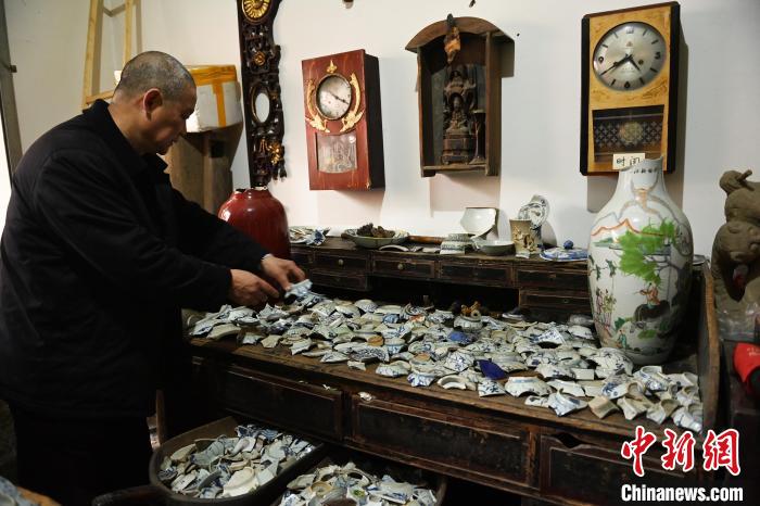 市民参观展览。　陈超 摄