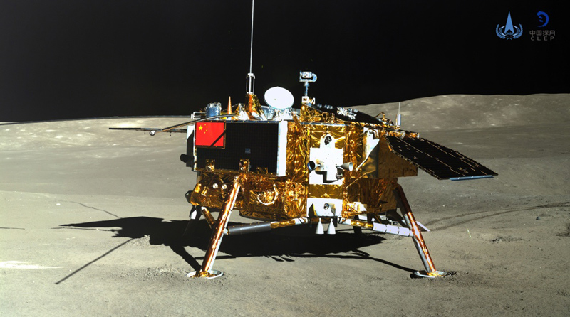 玉兔二号巡视器全景相机对嫦娥四号着陆器成像。（图源：国家航天局）