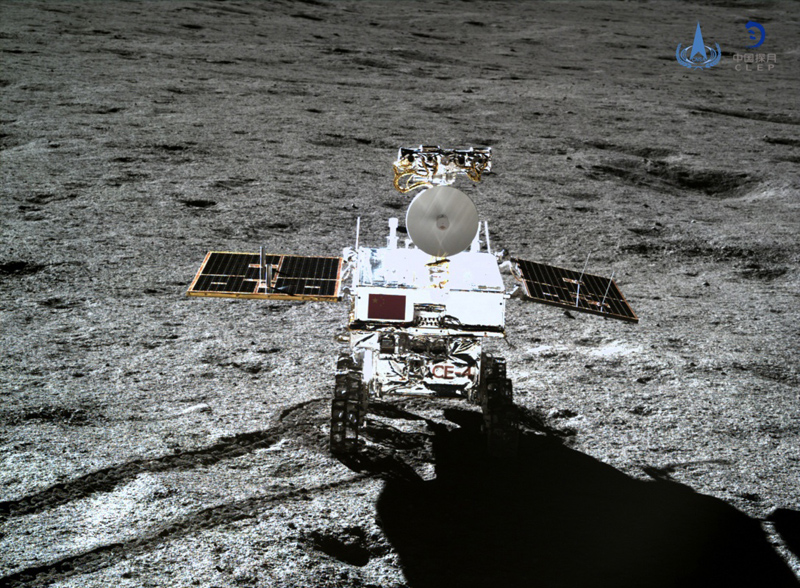 嫦娥四号着陆器地形地貌相机对玉兔二号巡视器成像。（图源：国家航天局）