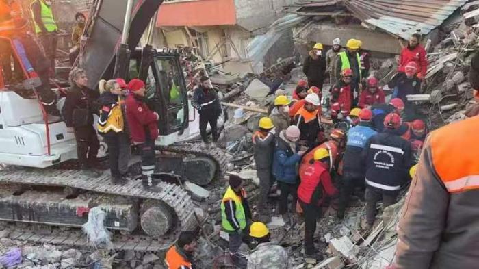 中国营救队在土耳其已经营救4名被困职员 搜查出8名遇难者