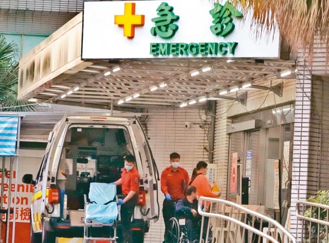 台湾各大医院急诊爆满，等床住院患者众多，已达红色警戒值。图为民众进出急诊室。（图源：台湾《联合报》）