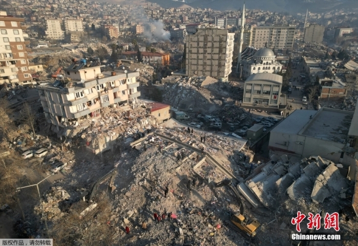 当地时间2月9日，土耳其卡赫拉曼马拉什，航拍图片显示地震导致当地大批房屋受损，很多建筑物已化作废墟。