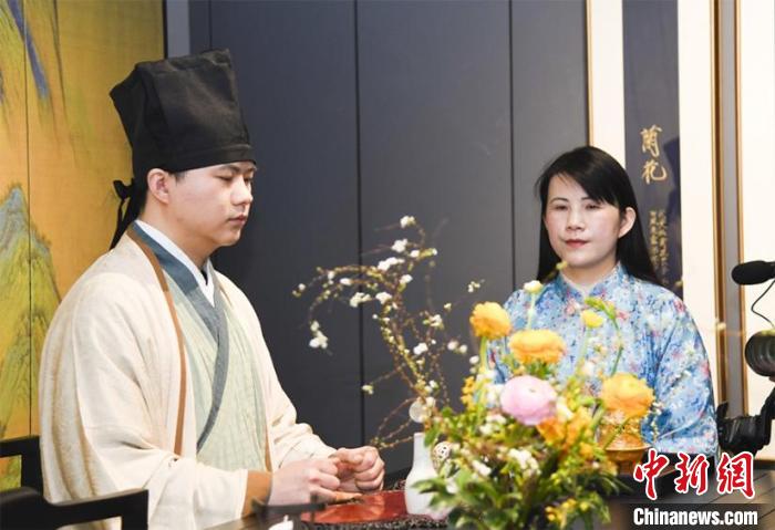 图为“宋潮来袭”场景“焚香、插花”一隅。　丁来 摄