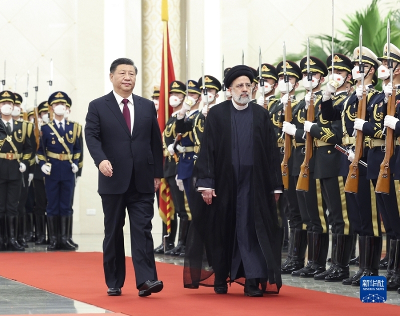 2月14日，国家主席习近平在北京人民大会堂同来华进行国事访问的伊朗总统莱希举行会谈。这是会谈前，习近平在人民大会堂北大厅为莱希举行欢迎仪式。新华社记者 庞兴雷 摄
