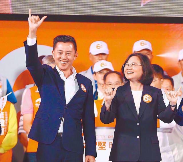 林智坚(左)论文抄袭案爆发，蔡英文(右)下令全党挺一人，造成2022“九合一”绿营选情崩盘。（图源：台湾“中时新闻网”）