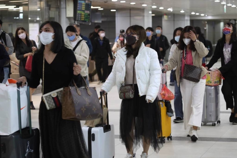 台湾地区流行疫情指挥中心记者会将改1周1次，3月讨论调整传染病分类。图为民众仍戴口罩出门。（图源：台湾“中时新闻网”）