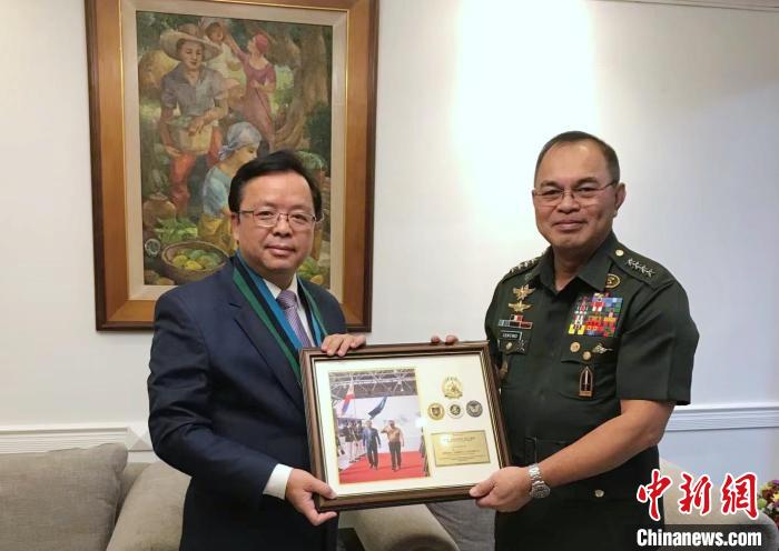 中国驻菲律宾大使黄溪连会见菲武装部队总参谋长森蒂诺