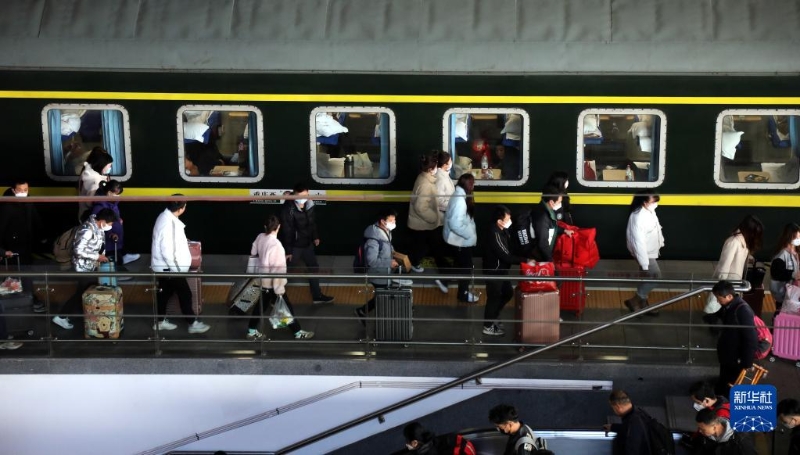 2月15日，旅客抵达江苏苏州站并有序出站。当日，2023年春运迎来最后一天。数据显示，今年春运全国铁路、公路、水路、民航累计发送旅客超过15亿人次。新华社发(杭兴微摄)