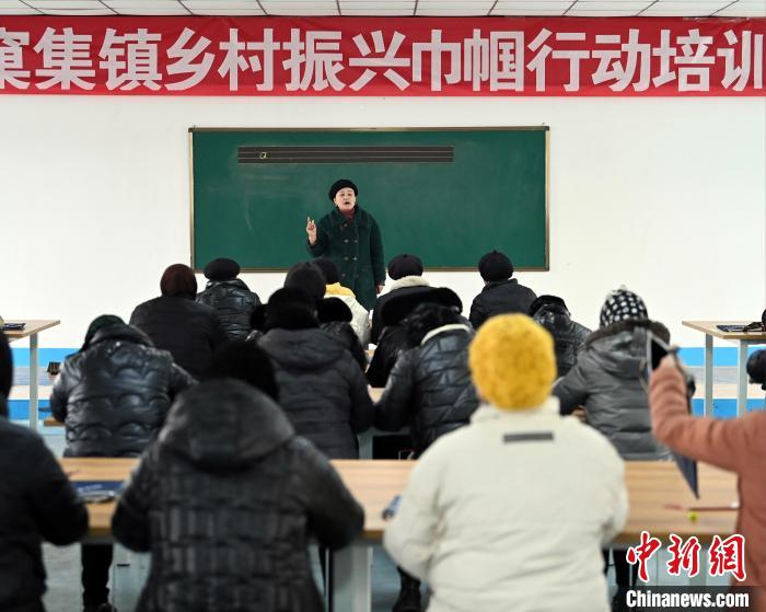 甘肃广河妇女迎台胞台企“爱心班”：初学识字，出门不怕了