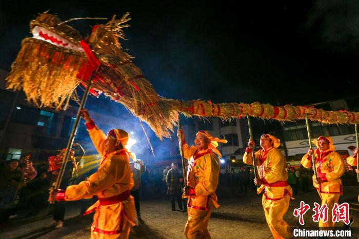 2月17日，安徽省黄山市徽州区，村民正在表演非遗民俗“蜀源草龙”。　施亚磊 摄