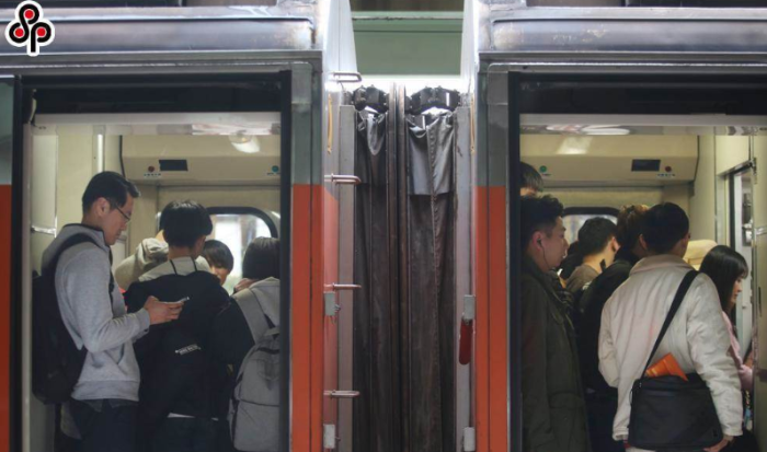 台湾民众挤地铁