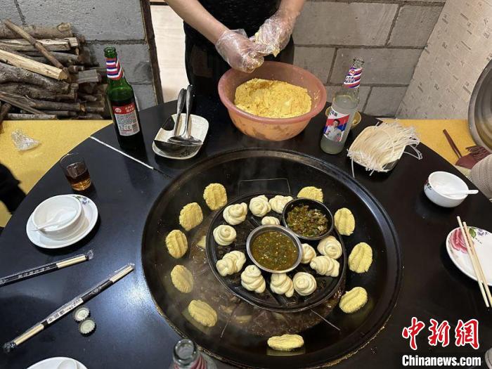 戴慧瑜在延边吃到的特色美食。　受访者供图