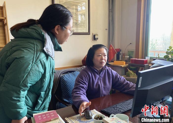 王瑞霞在青州博物馆与文博人员对接工作。　李明芮 摄