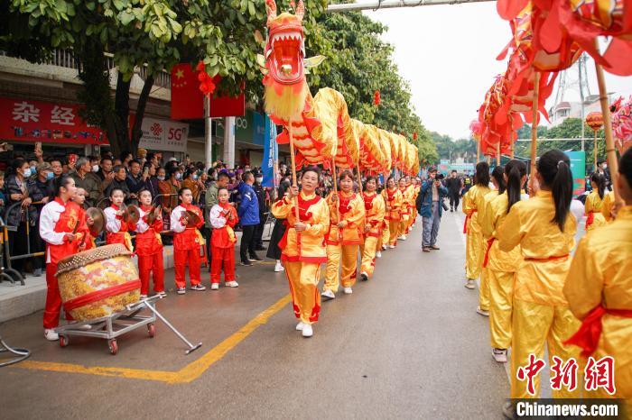 图为民众舞动长龙。　陈冠言 摄