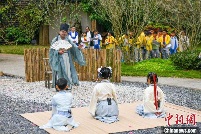 21日，文化沉浸式研学剧《致东坡先生一封信》21日在海口瑶城古村首演。　骆云飞 摄
