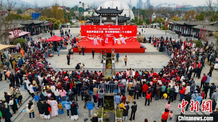 在安徽省宣城市宣州区水东镇古镇老街广场上，该镇正在进行传统民俗表演。　李晓红 摄