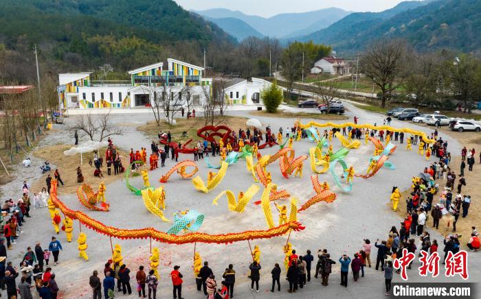 村民们在进行狮舞、舞龙传统民俗表演。　李晓红 摄