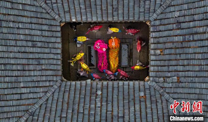 在安徽省宣城市宣州区水东古镇老街古宅里，村民们在进行鱼灯传统民俗表演。　李鑫 摄