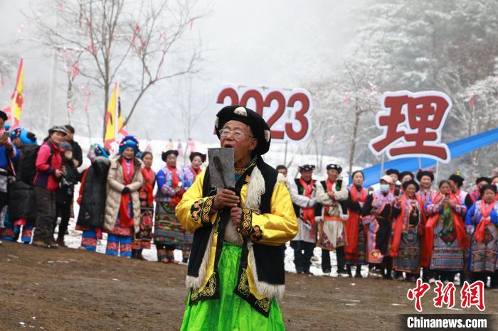 四川理县羌族民众欢度“夬儒”节
