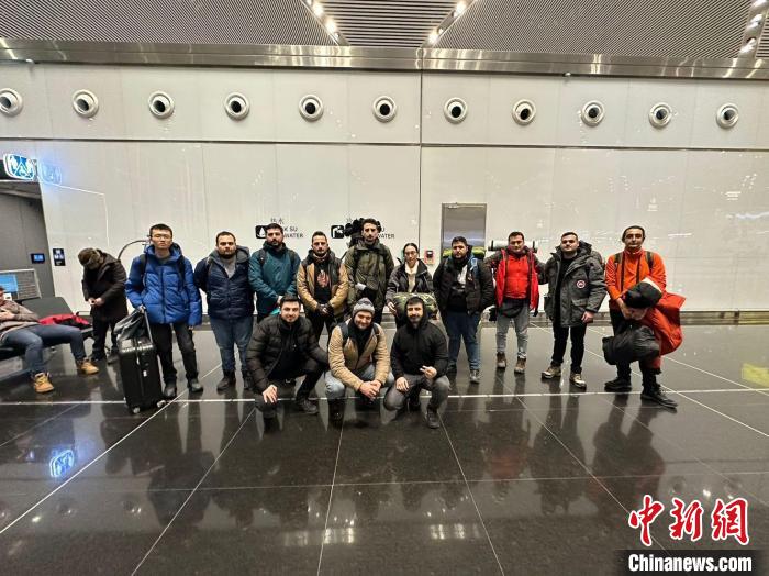 中国“00后”青年在土耳其地震救援中做翻译感受“对生命的尊重”