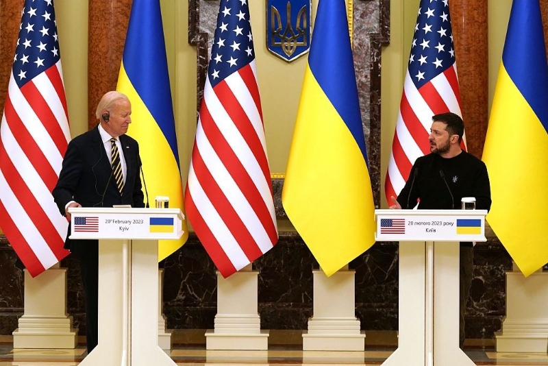 2月20日，访问基辅的美国总统拜登（左）与乌克兰总统泽连斯基（右）举行联合记者会。（图源：央视新闻）