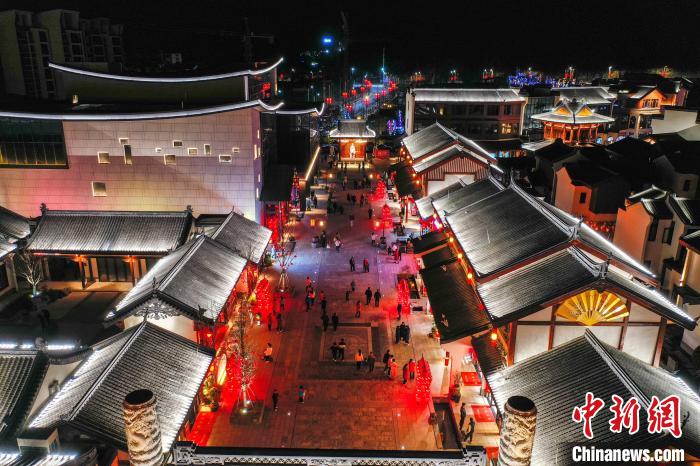 图为航拍阳明古街灯火璀璨古色古香，不少市民游客漫步其中观光游玩。　刘力鑫 摄