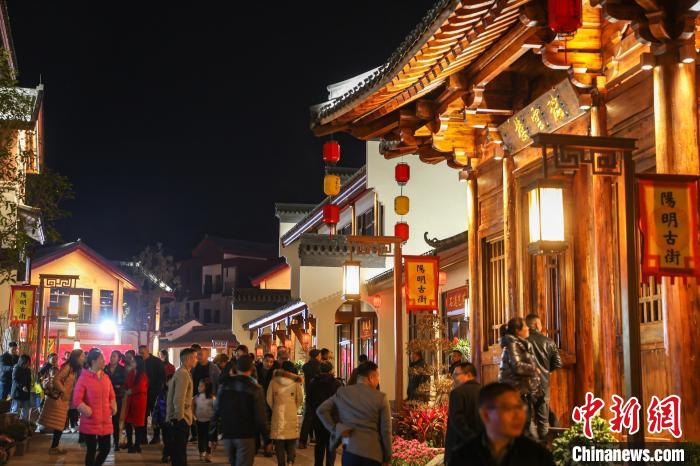 图为阳明古街灯火璀璨古色古香，不少市民游客漫步其中观光游玩。　刘力鑫 摄