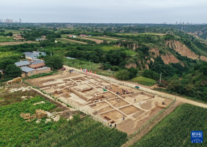 甘肃庆阳市南佐新石器时代遗址核心区大型宫殿建筑发掘现场