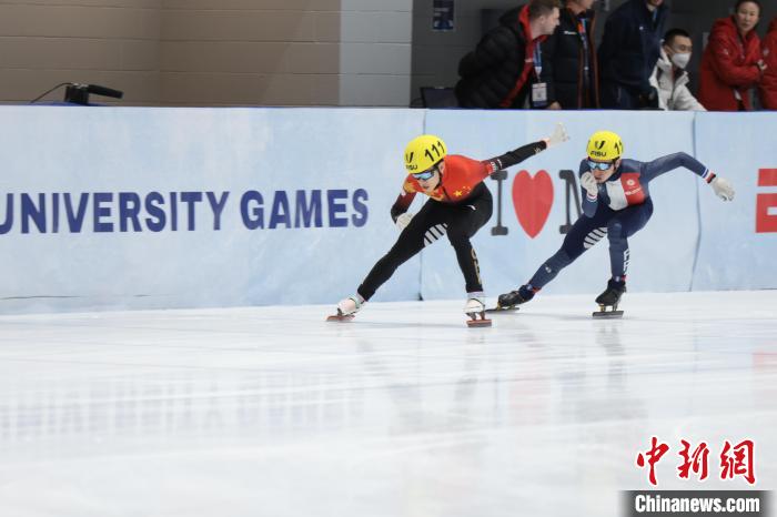 111号中国选手张得钿在第31届世界大学生冬季运动会中进行比赛。　受访者供图