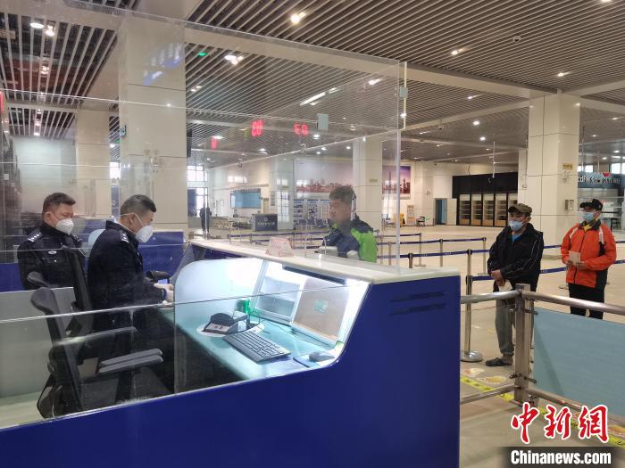 边检民警为台胞办理入境手续。　 蔡少航 摄