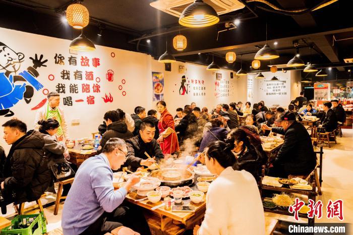图为食客们在火锅店尝鲜。　黄维正 摄