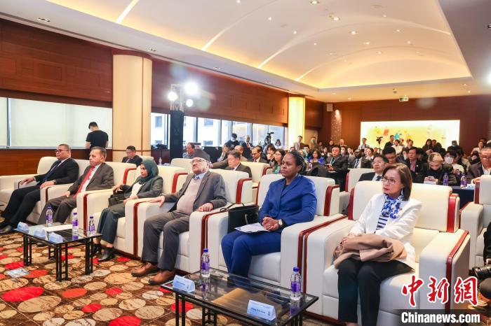 马尔代夫—中国商务投资论坛2月21日以线上线下相散漫方式举行，图为在北京的会场 杜添辉 摄