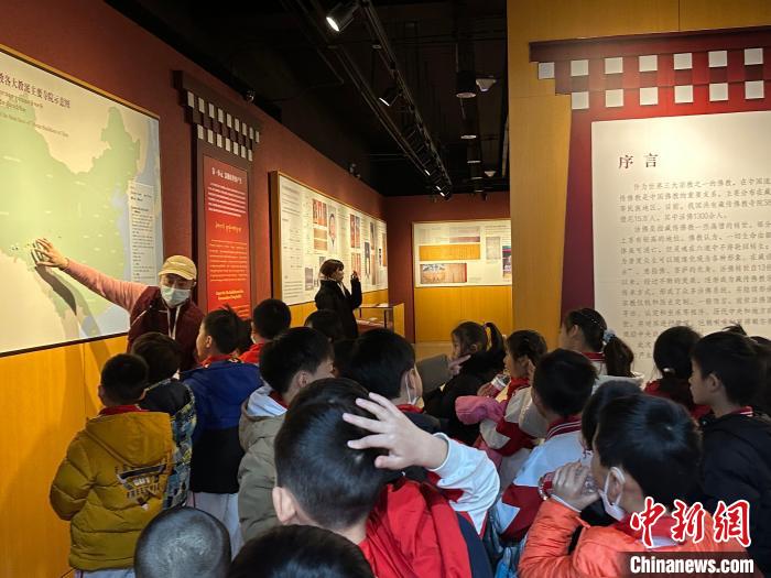 图为活动当天西藏文化博物馆的志愿者们带领小朋友参观馆内展览。　李晗雪 摄