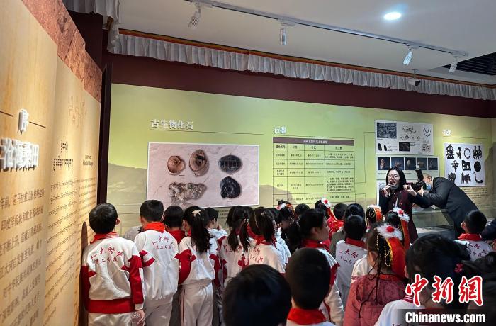 图为活动当天西藏文化博物馆的志愿者们带领小朋友参观馆内展览。　李晗雪 摄