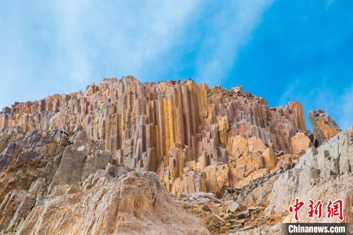 图为火山岩柱状节理群。(资料图) 青海省地质调查院 供图