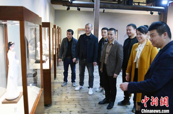 参展德化陶瓷艺术家们观看展览。　记者刘可耕 摄