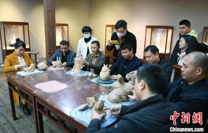 参展德化陶瓷艺术家们在现场进行创作，吸引观众观看。　记者刘可耕 摄
