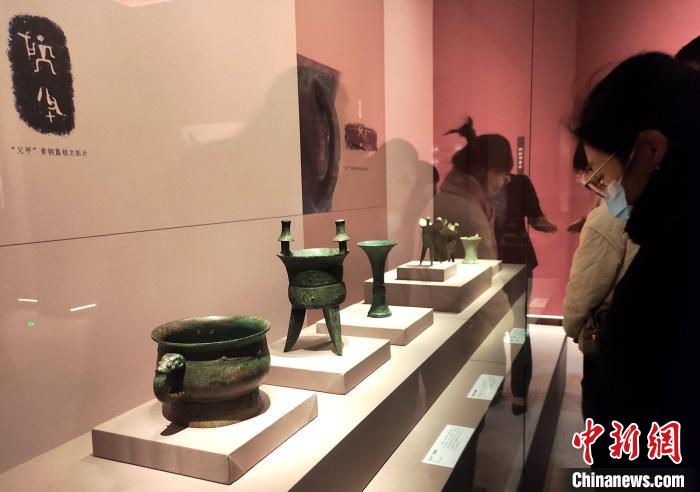 此次展览汇集了120组陕西古代文物精品。　邓霞 摄