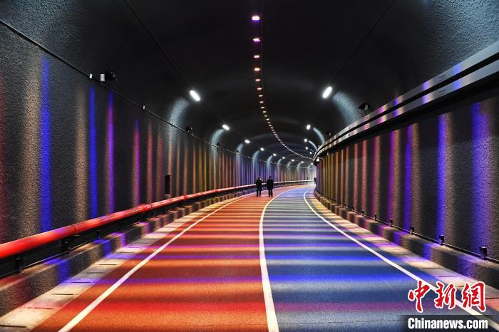 市民正在光影健身步道散步。　陈超 摄