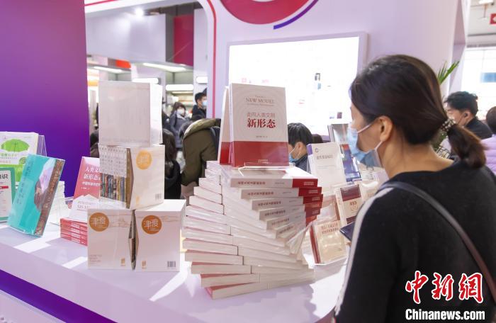 读者在第35届北京图书订货会天津展区参观。　王在御 摄