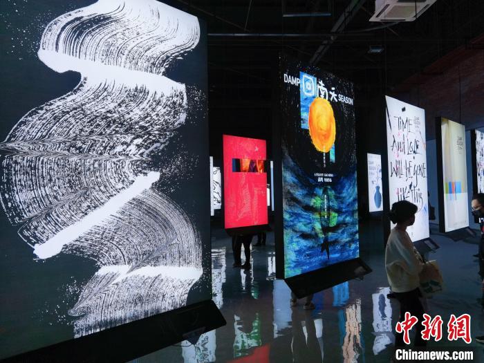 图为《回南天》群体海报创作展。　陈文 摄