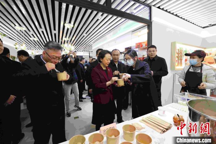 互动体验三明特色小吃。　中共一大纪念馆供图