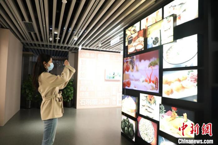 观众在观展。　中共一大纪念馆供图