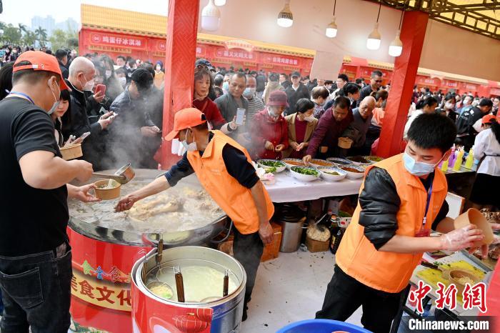 台湾特色美食展区吸引不少民众体验。　张金川 摄