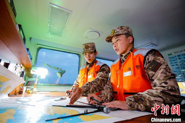 海警执法员结合海上巡逻计划开展海图作业。　福州海警局供图