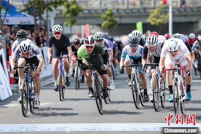 2022环粤港澳大湾区城市自行车挑战赛江门恩平站鸣枪，图为比赛现场。　赛事组委会 摄