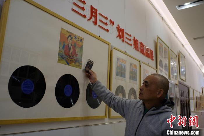 图为江波正在展示自己收藏的“刘三姐”黑胶唱片。　刘俊聪 摄
